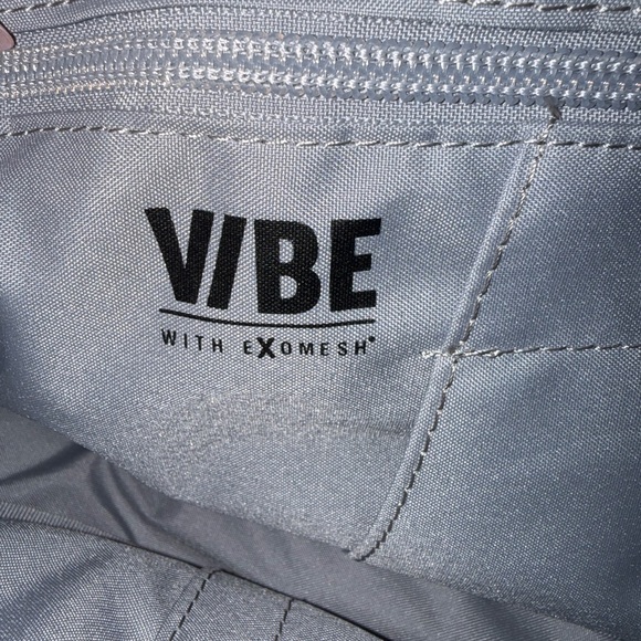 NWOT pacsafe Vibe 150 2.5 Liter Anti Theft Sling Pack, Black Jet Black - Picture 6 of 7